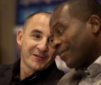 المدرب الجديد  البرت فيرير بجانب نائب الرئيس  ستانلي مانزو