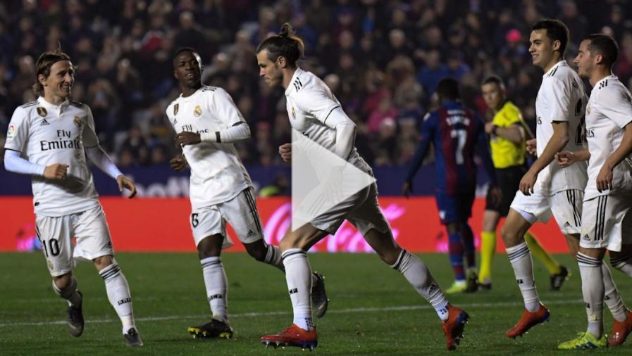 فينيسوس مع لاعبي ريال مدريد