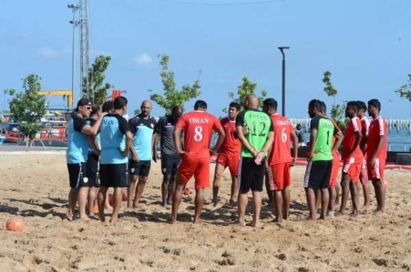 لاعبو منتخب عمان