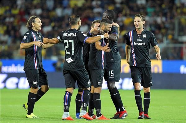 جريجوري ديفريل مع لاعبي سامبدوريا