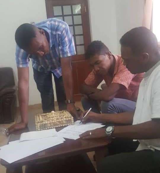 جانب من التوقيع