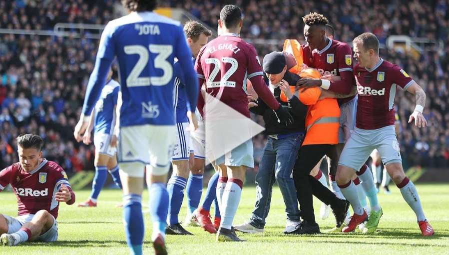 مشجع يعتدي على مهاجم أستون فيلا