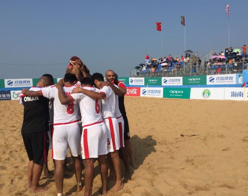 لاعبو منتخب عمان