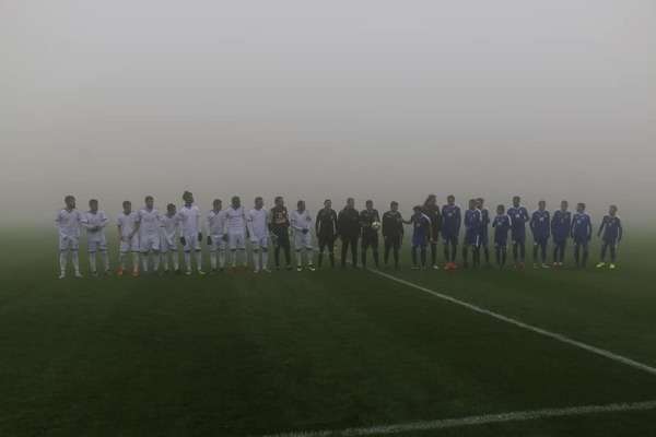 فريقا السلط وكفرسوم قبل تأجيل المباراة بسبب الضباب الكثيف