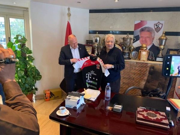 مرتضى منصور مع رئيس النادي المجري