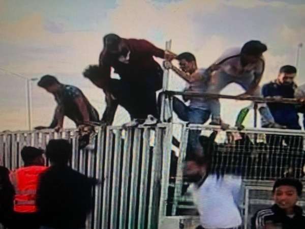 من اقتحام الجماهير للملعب