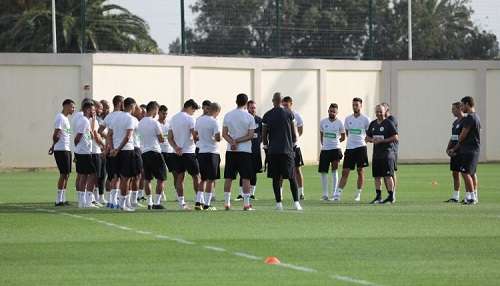 جمال بلماضي مع لاعبي الجزائر