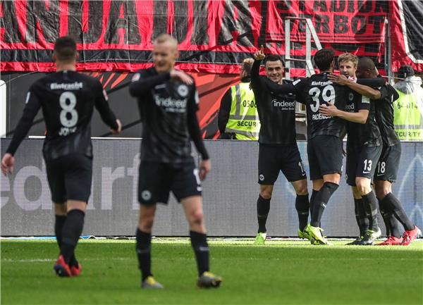 فرحة لاعبي فرانكفورت