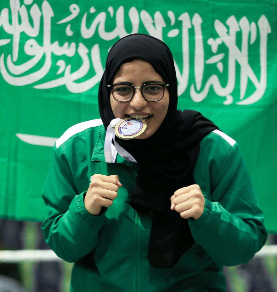 السعودية زهراء القرشي مع ذهبية الأندية الدولية للكيك بوكسنج 