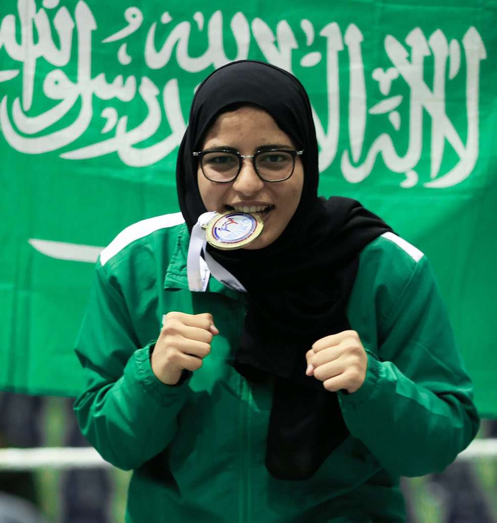السعودية زهراء القرشي مع ذهبية الأندية الدولية للكيك بوكسنج 