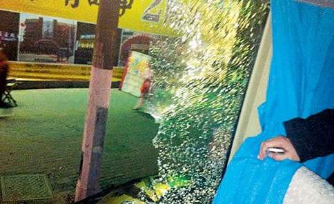 زجاج حافلة فريق شاندونغ الصيني تعرضت للكسر بسبب شغب جماهير فريق نانشانغ