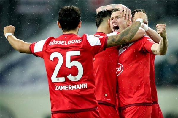 فينك مع لاعبي دوسلدورف 