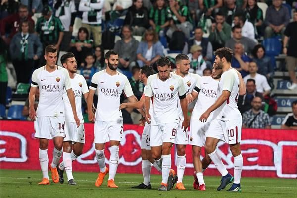  كوستاس مانولاس مع لاعبي روما