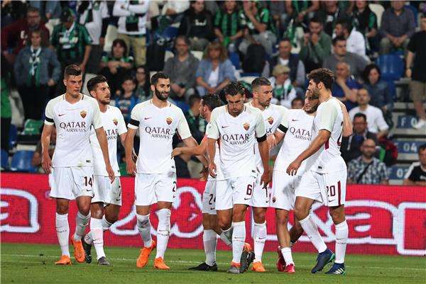  كوستاس مانولاس مع لاعبي روما