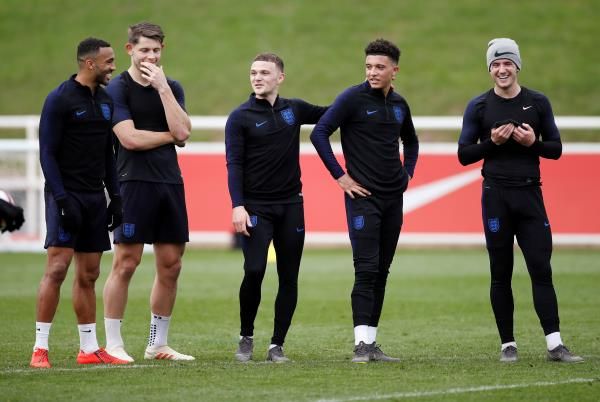 كيران تريبير مع لاعبي منتخب إنجلترا