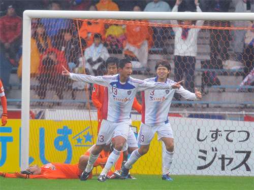 المهاجم سوتا هيراياما يحتفل بعد إحرازه هدف الأول لفريق طوكيو بمرمى شيميزو