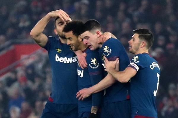 فيليبي أندرسون مع لاعبي وست هام