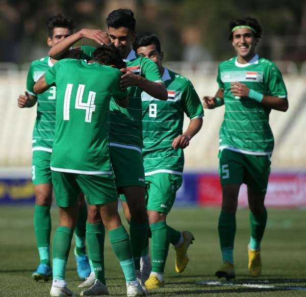 جبار مع لاعبي العراق