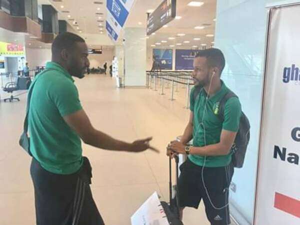 لاعبو موريتانيا في المطار