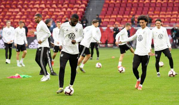  ليروي ساني أثناء مران المنتخب الألماني