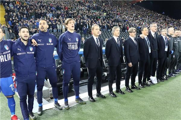 مانشيني مع الجهاز الفني لمنتخب إيطاليا