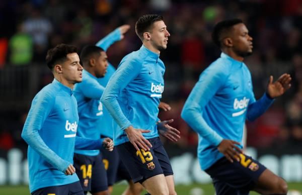 لينجليت مع لاعبي برشلونة