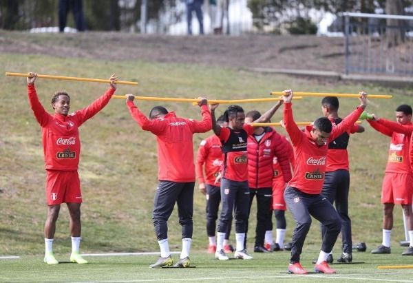 كاريلو مع لاعبي منتخب بيرو