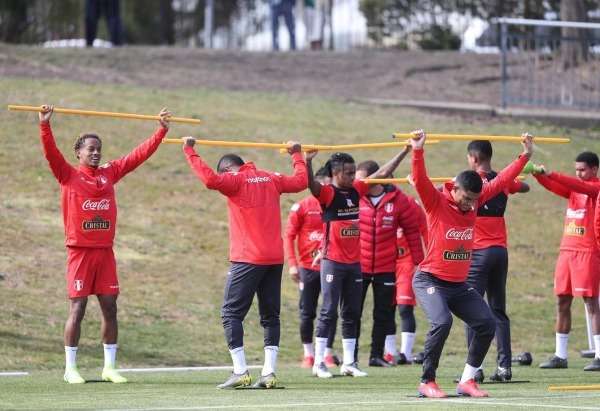 كاريلو مع لاعبي منتخب بيرو