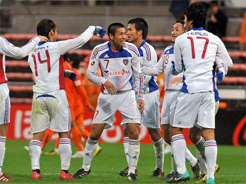 تاكوجي يونيموتو ( رقم 7 ) يحتفل مع زملائه بعد فوز فريقه بمباراة الأمس