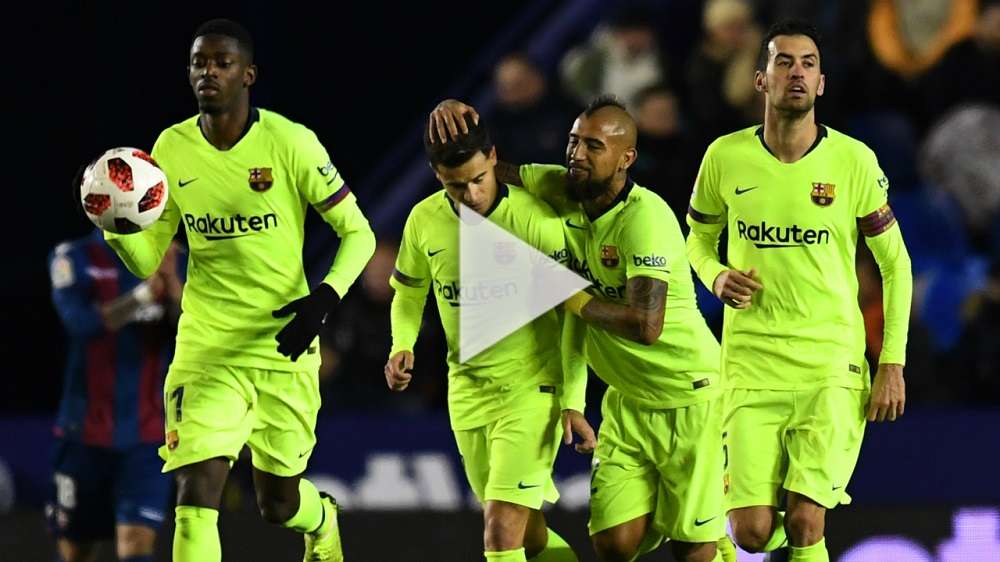 كوتينيو مع لاعبي برشلونة