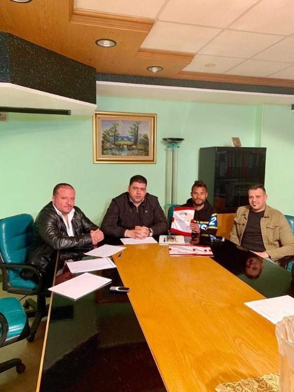 جلسة توقيع فريد