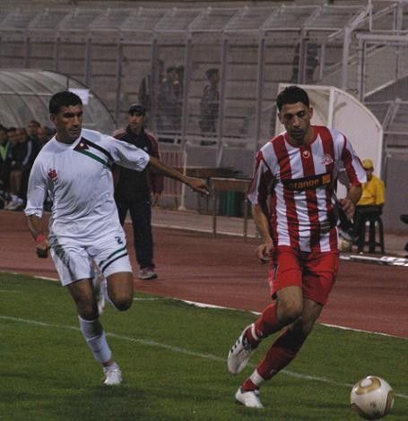 احمد مرعي في محاولة لاجتياز دفاعات المنشية