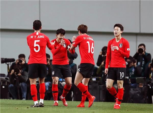 سون مع لاعبي كوريا الجنوبية