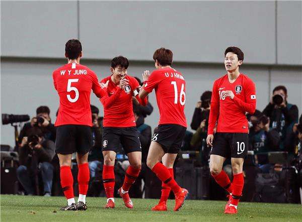 سون مع لاعبي كوريا الجنوبية