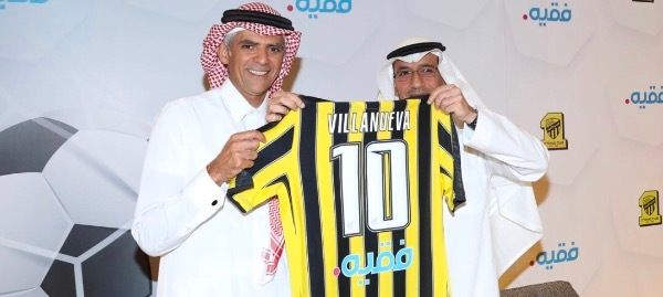 جانب من التوقيع 