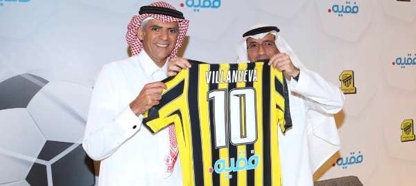 جانب من التوقيع 