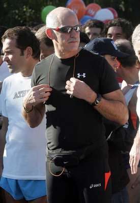 رئيس الوزراء اليوناني جورج باباندرو خلال السباق