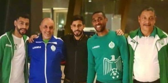 متولي مع لاعبي الرجاء