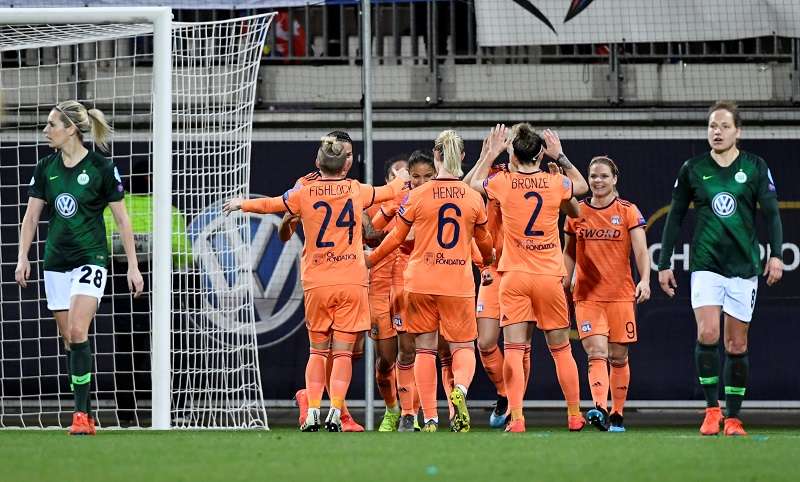 لاعبات ليون بعد تفوقهن على فولفسبورج الألماني