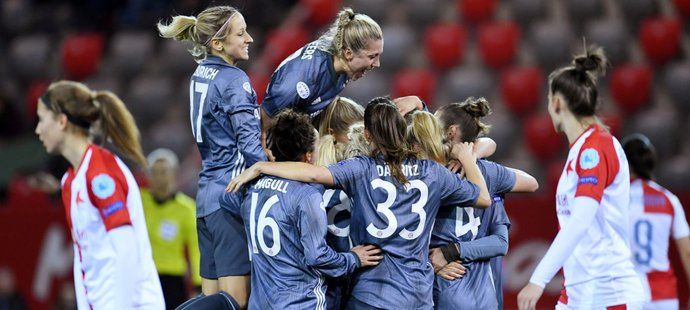 لاعبات بايرن ميونخ بعد منع المفاجأة التشيكية