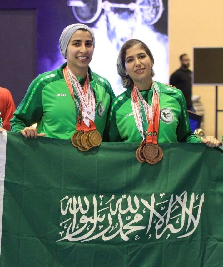 أفنان صباغ (يمين) والعنود الخليفي مع ميداليات بطولتي الخليج وغرب آسيا لرفع الأثقال