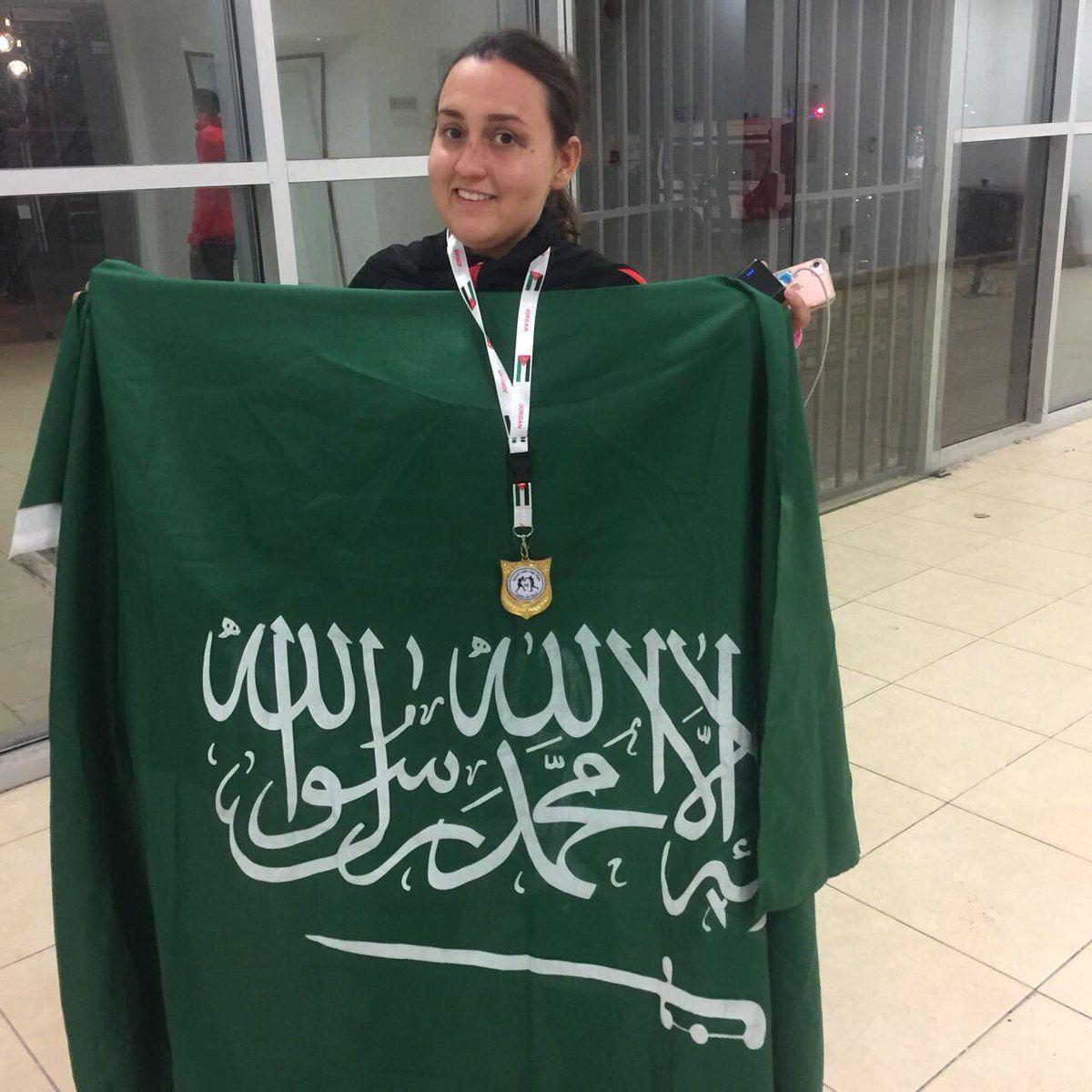 دنى الغامدي مع ذهبية بطولة القائد الدولية للملاكمة