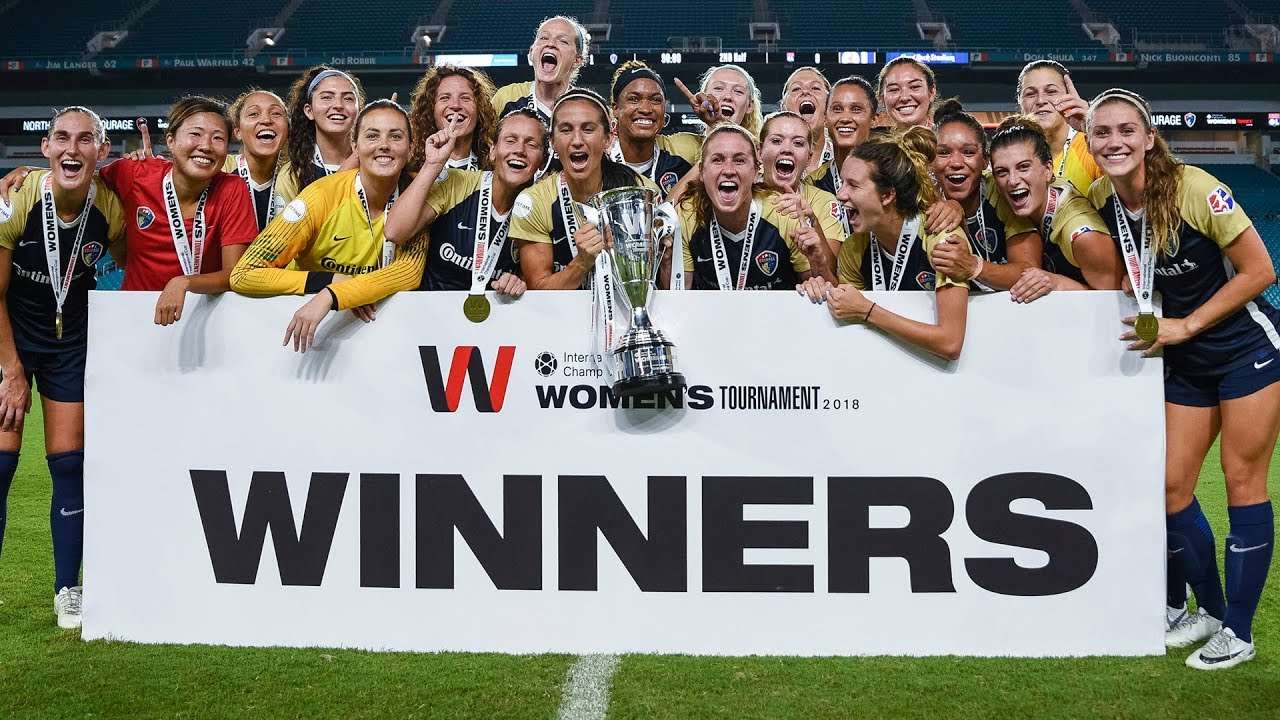 نورث كارولينا مع كأس النسخة الأولى للبطولة