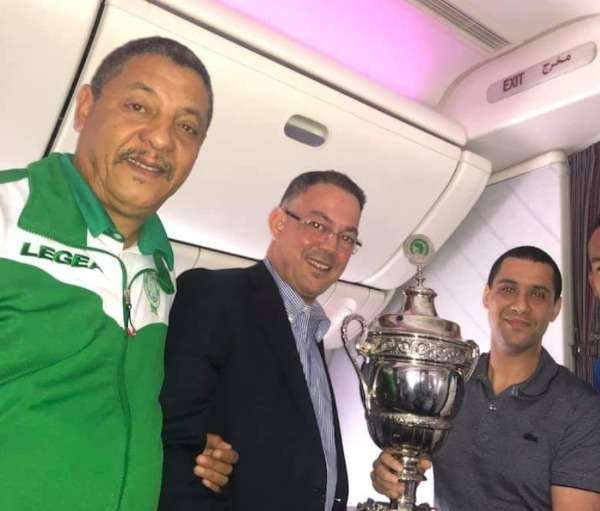 لقجع في طائرة بعثة الرجاء