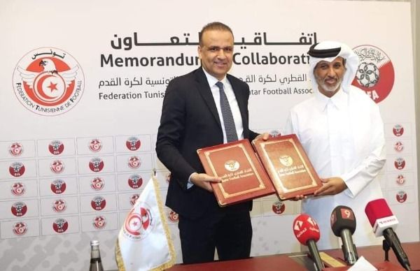 جانب من التوقيع