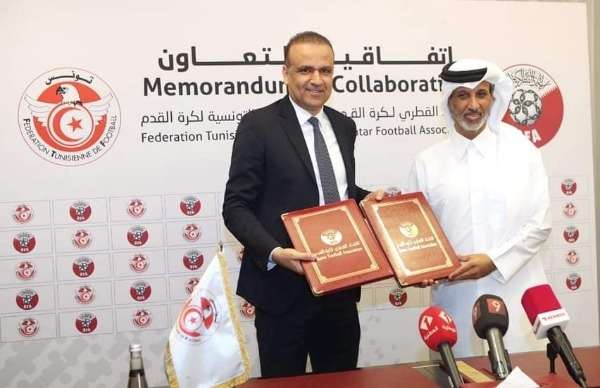 جانب من التوقيع