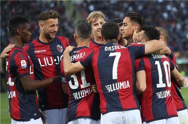 فرحة لاعبي بولونيا 