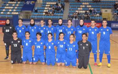 لاعبات منتخب الكويت قبل انطلاق لقاء تركمانستان