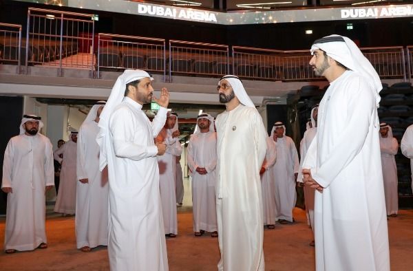 الشيخ محمد بن راشد آل مكتوم يستمع لإيجاز عن الصالة