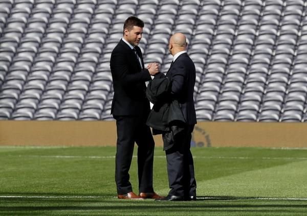 ماوريسيو بوكيتينو خلال زيارته للملعب